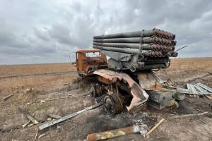 За сутки уничтожено около 650 оккупантов, вертолет и более 30 единиц техники: потери врага на 2 декабря