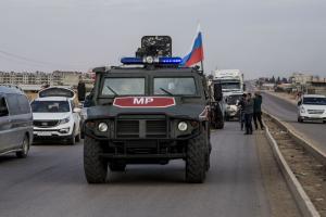 Оккупантов нигде не любят: в Сирии колонну с российскими военными забросали камнями. Видео