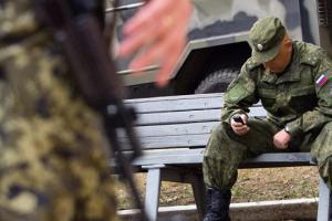 "Хто смикнеться - стріляй одразу": командир "ЛНР" побив палицею "мобіків"