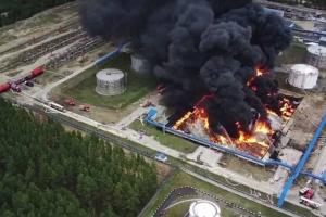 "Это уже не кино, а сериал": в России произошел пожар на нефтекомбинате "Слава". Фото, видео
