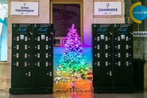 На вокзалах "Укрзализныци" появятся бесплатные зарядные станции: фото