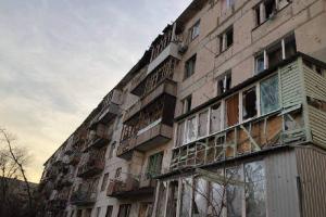 Кучи срезанных радиаторов и новые окна под подъездами: свежие кадры из Северодонецка от очевидцев