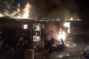 Пожежа у Лисичанську: вогнем знищено житловий будинок у р-ні Пролетарська (фото)