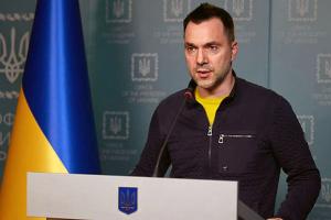 "Отвечает за ошибки". Арестович написал заявление об уходе с должности: реакция в сети