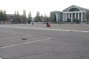 "Людей "тьма-тьмущая": как сейчас выглядит центральная площадь Северодонецка