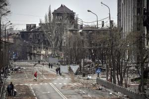 "Город взяли, а прокормить и обогреть не могут": Ситуация в оккупированном Мариуполе от очевидцев