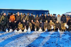 Черговий вдалий обмін полоненими: додому повернулися 50 українських захисників