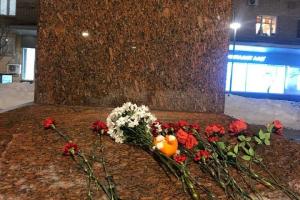 В Москве люди приносят цветы и игрушки в память о погибших в Днепре - видео