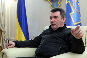 Україна може завдавати ударів на 100-150 км і навіть більше: Данілов про вибухи у Маріуполі