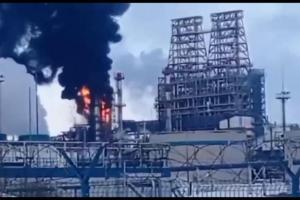 В России вспыхнул нефтеперерабатывающий завод: в сети показали, как горит путинская нефть (видео)