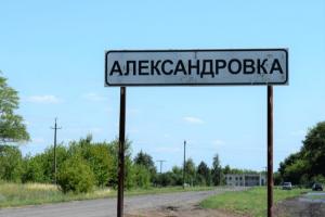 "От так захищають наші будинки": в окупованій Олександрівці внаслідок "розборок" між військовими РФ згорів будинок