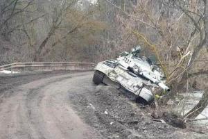 "Связи нет, дорог тоже, есть только ямы, вода и грязь": ситуация в Кременной и Рубежном от очевидцев