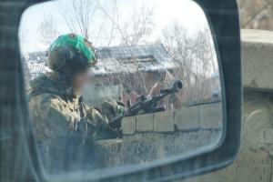 Під Бахмутом прикордонники взяли в полон "вагнерівця": на відео показали "екіпірування" солдата "другої армії світу"