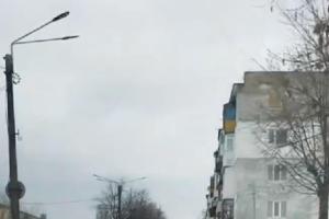 В Лисичанске "встретились" украинский и российский флаги: видео от очевидцев