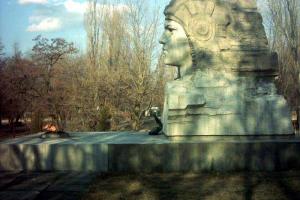 Огонь горит, гривны плавают: как сейчас выглядит Мемориал славы в Северодонецк