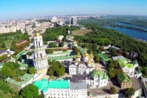 В Киево-Печерскую Лавру приехали члены комиссии заповедника, верующие УПЦ блокируют их работу