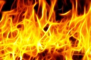 В окупованому Лисичанську спалахнула квартира: на пожежі врятували двох людей
