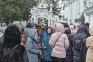 Прощальный молебен: В Киево-Печерской лавре собрались сторонники УПЦ МП