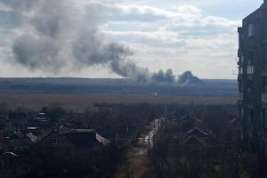 В "ДНР" над Єнакієвим збито військовий літак: відео від очевидців