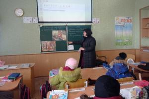 "Разговор о важном": детям Лисичанска оккупанты в холодных классах "прививали" уважение к "педагогам" и "наставникам"