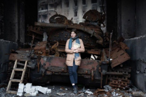 Кому - горе, а кому - пиар: российская блогерша устроила фотосессию на фоне разбитого Северодонецка