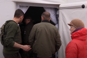 "Можно зарядить телефоны и попить чай": В Лисичанске оккупанты открыли пункт обогрева