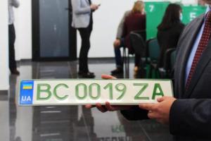 Кабмин запретил производить индивидуальные номерные знаки, содержащие символику "Z" и "V"