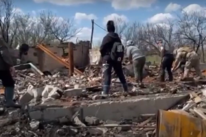 Из-под завалов достали троих погибших: полиция показала последствия российских обстрелов в Луганской области