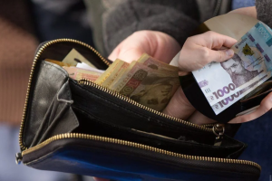 Майже на 1000 грн: в Україні збільшать мінімальну зарплату