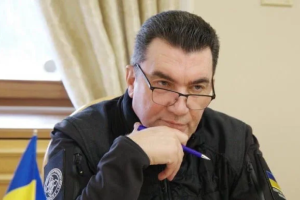 "Їм потрібен інфопривід": Данілов потролив російських пропагандистів за фейк про поранення Залужного