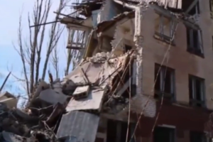 Грязь, разруха и могилы посреди парка: как сегодня выглядит "старый центр" в Лисичанске