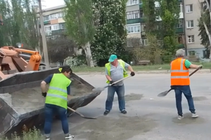 "Шлаком засипали та ніжками затоптали": У мережі показали, як "ремонтують" дороги в окупованому Лисичанську