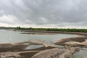 Пістолети та черепа в касках: у мережі показали, як зараз виглядає дно Каховського водосховища
