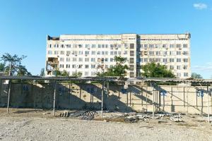 "Даже сгоревшие машины не убрали": в сети показали, как сейчас выглядит "восстановленная" больница в Северодонецке