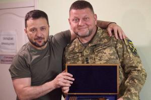 Подарил оружие и картину: Зеленский поздравил Залужного и Сырского на выездной Ставке в Днепре