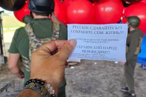 "Русские, сдавайтесь!": В Херсоне запустили на оккупированную территорию украинский флаг с "сюрпризом" - видео