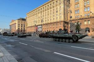 Танки, бронемашини, самохідні гаубиці: в центрі Києва виставили знищену російську техніку - фото