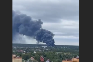 "Ни дня без огня": В подмосковном Раменском произошел сильный пожар в промзоне - видео
