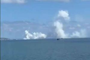 "Кримський міст у диму. Другий раз на день": У мережі на фото "здали" координати російського ППО