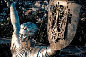 Тризуб на місці. У Києві на монумент "Батьківщина-мати" підняли герб: відео