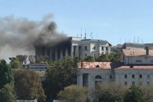 "Димова завіса над Південною бухтою": У Севастополі окупанти підірвали залишки штабу ЧФ - фото