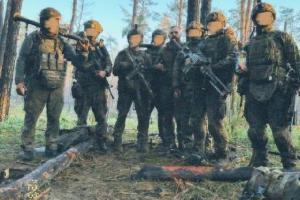 Под Кременной бойцы "Азова" продвинулись на глубину до 400 м: в сети показали штурм позиций противника