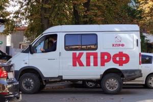 Просроченные продукты и газетка в подарок: В сети показали, чем оккупанты подкупают свой электорат на Луганщине