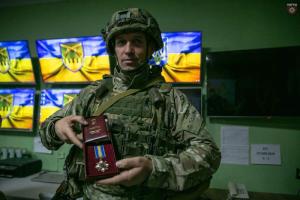 Врятував п'ятьох побратимів: Президент нагородив штурмовика з Луганщини орденом "За мужність" III ступеня