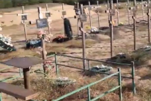 "Всі мирні мешканці Рубіжного": Очевидці показали на відео цвинтар на Кудряшівці