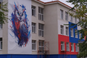 "Сову мудрости" сменила "кровавая": В Северодонецке оккупанты закрасили мурал - фото