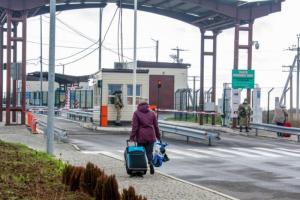 "Не справляється з потоком українців": Що відбувається на єдиному КПП між Україною та РФ