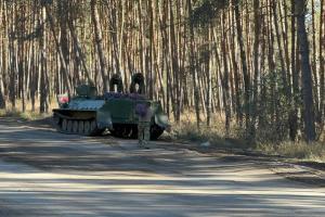 "Только что прилетело, убегайте": Оккупанты сняли на видео момент "прилета" возле заправки в Кременной