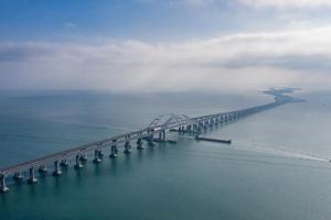 Крымский мост перекрыт, в Керчи раздаются взрывы: в сети публикую фото и видео