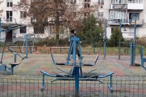 Одна живая душа и звуки взрывов: на видео показали обстановку в оккупированной Кременной